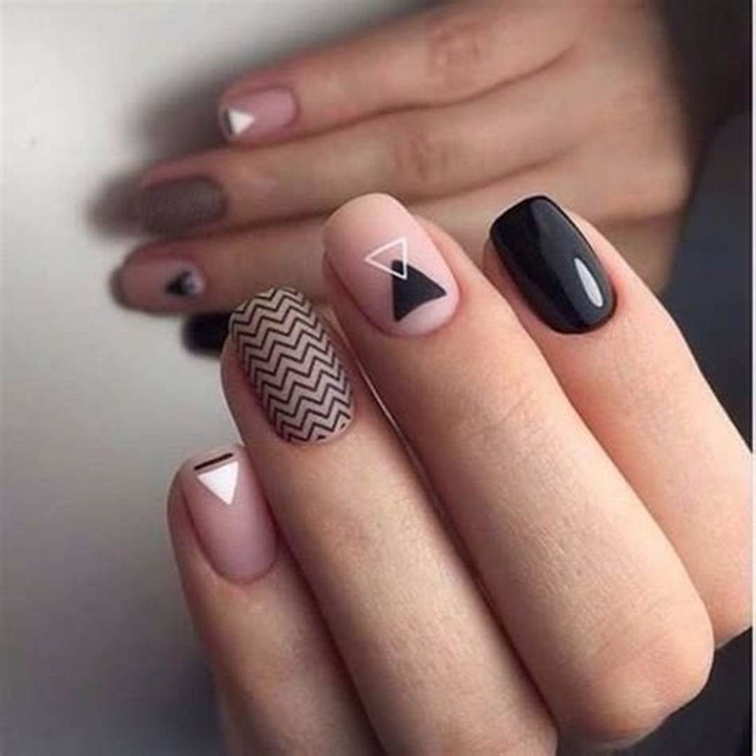 طراحی ناخن با اشکال هندسی